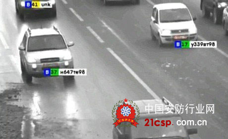 最新汽车监控设备问世娃娃拍照多辆道路可爱毛绒同时女孩图片