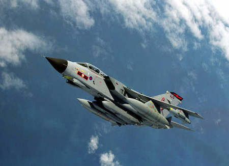 英国空军发生离奇坠落事件 战机导航员掉出舱