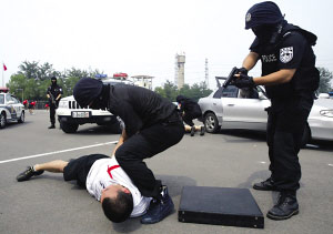 北京特警举行反劫持人质演练(组图)