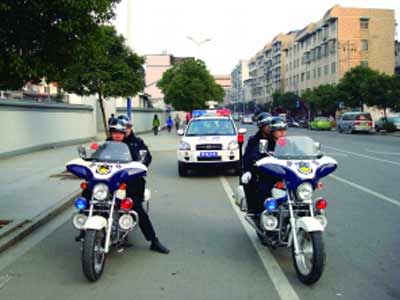 摩托警车便衣协警紧紧跟随