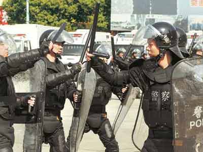 长沙巡特警支队迎奥运进行防暴演练