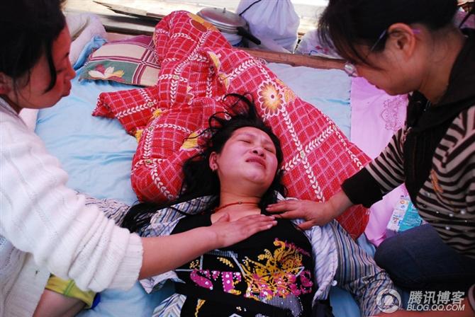 四川地震现场实拍图片-让你流泪的画面_情系灾