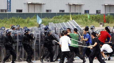 上海举行反恐防暴综合演练