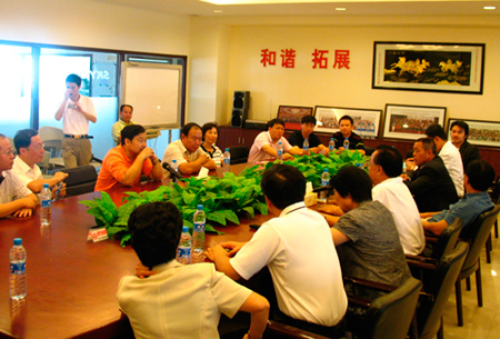 在深圳观澜的工业园创维群欣董事长丁凯,总经理胡朝晖等公司高层热情